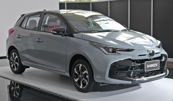 Cận cảnh Toyota Yaris 2023 bản cao cấp nhất với màu sơn xám xi măng đẹp mắt