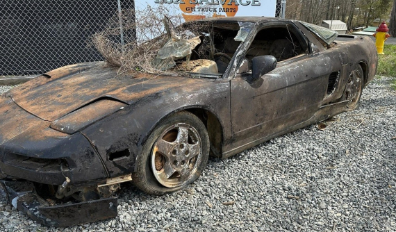 Xe thể thao Acura NSX nằm dưới đáy sông suốt 15 năm vẫn bán được hơn 200 triệu đồng