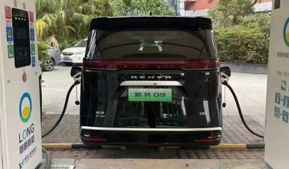 Denza D9 - "Toyota Alphard của Trung Quốc" - có công nghệ sạc kép ra sao?
