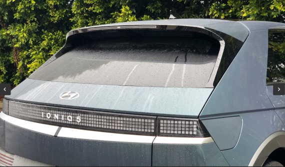 Lược bỏ gạt nước phía sau xe để làm đẹp thiết kế, Hyundai Ioniq 5 cuối cùng cũng phải thừa nhận sai lầm