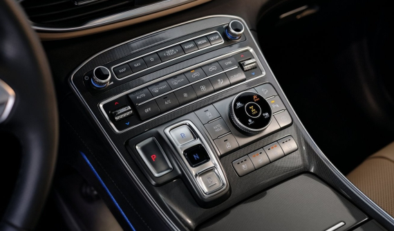 Cho rằng màn hình cảm ứng rất nguy hiểm, Hyundai hứa sẽ giữ các nút bấm vật lý trong xe ô tô