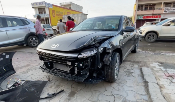 Đi ra từ showroom, Hyundai Accent 2023 bị tai nạn "toác đầu" vào đúng ngày ra mắt