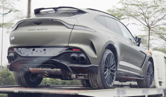 Aston Martin DBX 707 thứ 3 về Việt Nam bị bắt gặp đang trên đường vận chuyển ở Hà Nội, màu sơn đúng chất độc lạ