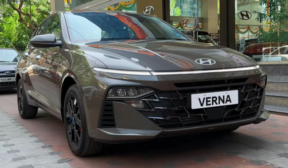 Đây là một trong những chiếc Hyundai Accent 2023 đầu tiên được bàn giao cho khách với màu nâu mới đẹp mắt