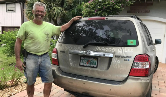 Chiếc Highlander đã đi 1,6 triệu kilomet bị bão làm hỏng, người đàn ông được Toyota tặng cho chiếc xe mới