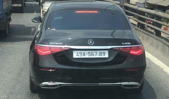 Người giàu thường hay may mắn: đại gia bốc trúng "siêu biển sảnh rồng" cho Mercedes-Maybach S450 4Matic