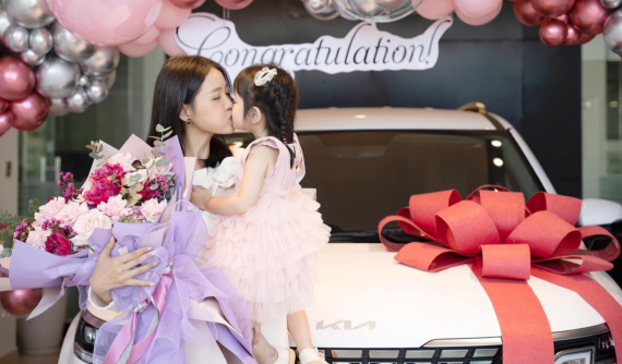 Á hậu Trương Mỹ Nhân tậu KIA Carnival để có thể chở con gái đi chơi xa