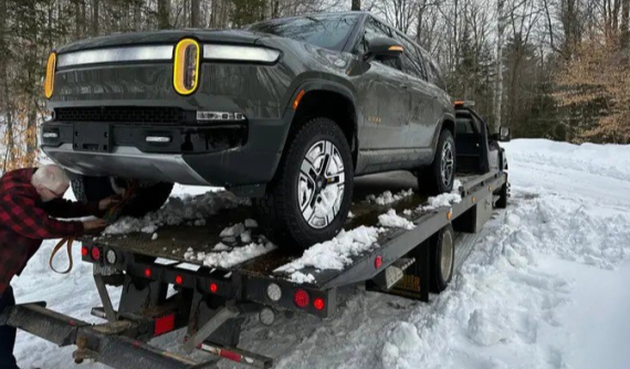 Kiên nhẫn chờ suốt 3 năm để nhận chiếc ô tô điện trong mơ, chủ xe "khóc ròng" chỉ sau vài ngày