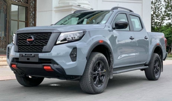 Nissan Navara giảm giá kỷ lục lên tới 120 triệu đồng tại đại lý