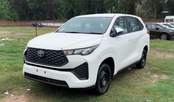 Khám phá Toyota Innova 2023 phiên bản taxi: không có màn hình giải trí, chỉ có thể chạy tối đa 80 km/h