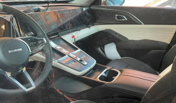 Haval B07 lộ ảnh nội thất, bảng điều khiển trung tâm khổng lồ, màn hình kéo dài sang tận ghế phụ, chờ cái giá đẹp