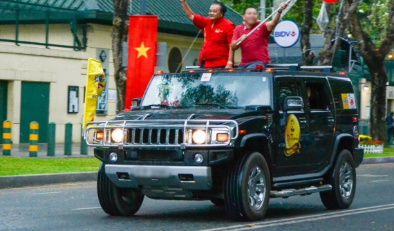 Đánh giá nhanh Hummer H2 của ông Trần Quí Thanh: SUV cỡ lớn với thiết kế hầm hố, "uống xăng" 24l/100km