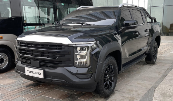 Foton vén màn 2 chiếc xe bán tải mới của mình với thiết kế gây tranh cãi, đầu xe giống Ford F-150 Raptor và RAM 1500