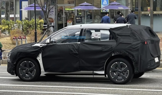 Mẫu xe được cho là Kia Carens phiên bản thuần điện bất ngờ xuất hiện trên đường phố