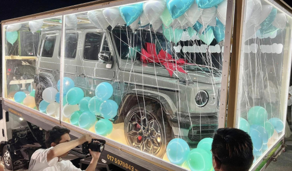 Con gái 5 tuổi không chịu đến trường, mẹ liền chi 9 tỷ đồng mua xe Mercedes-AMG G63 để dụ con đi học