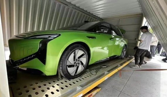 Sedan chạy hoàn toàn bằng điện Hồng Kỳ E001 lộ diện khi trên đường đến triển lãm ô tô Thượng Hải, có thể về Việt Nam