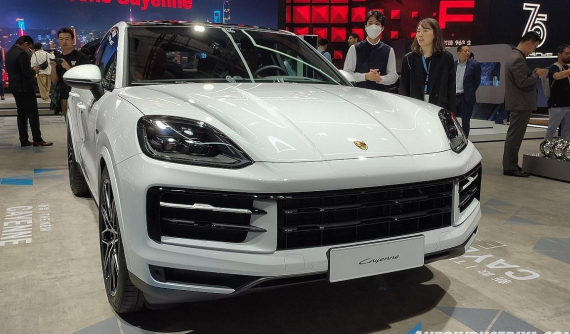 Porsche Cayenne 2024 chính thức "lên kệ" với nội thất nhiều màn hình và công nghệ hơn, giá tăng mạnh