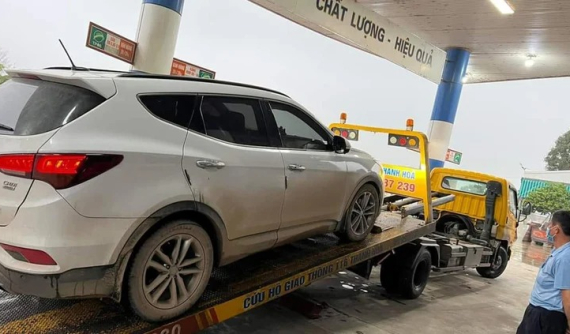 Santa Fe máy dầu bị nhân viên cây xăng đổ nhầm xăng ở Thanh Hóa