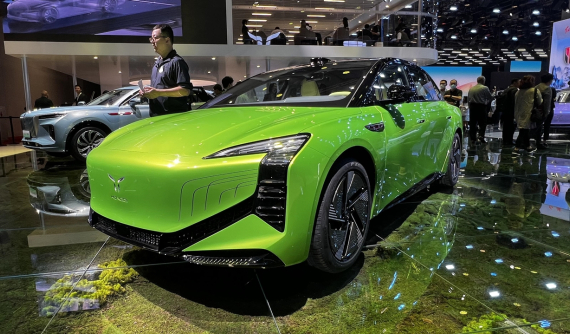 Sedan điện Hồng Kỳ E001 ra mắt, có thêm lựa chọn đổi pin nhanh gọn lẹ, mở bán từ bây giờ