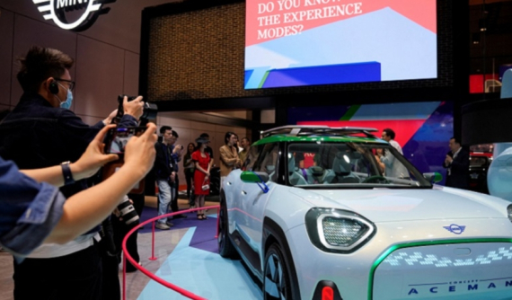 MINI bị "ném đá" vì ưu tiên phát kem miễn phí cho người nước ngoài trong triển lãm Ô tô Thượng Hải 2023