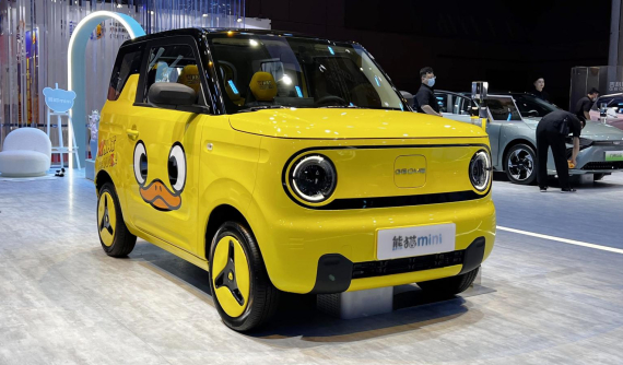 Cạnh tranh với Wuling Hongguang Mini sắp bán tại Việt Nam, Geely tung phiên bản "vịt vàng" cho xe điện Panda Mini EV, giá từ 183 triệu đồng