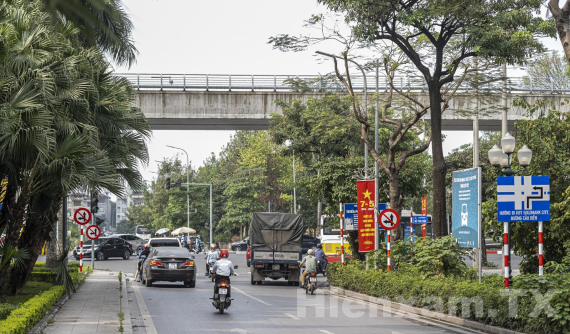 Tư vấn giao thông: Biển cấm rẽ trái và đi thẳng tại ngã tư Nguyễn Cơ Thạch - Hồ Tùng Mậu