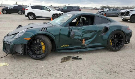 Porsche 911 GT2 RS siêu đẹp, siêu hiếm mất giá gần 10 lần vì chưa chạy hết roda đã bị tai nạn