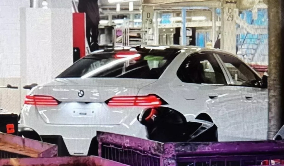 Ngay sau khi Mercedes-Benz E-Class thế hệ mới ra mắt, BMW 5-Series 2024 liền lộ diện