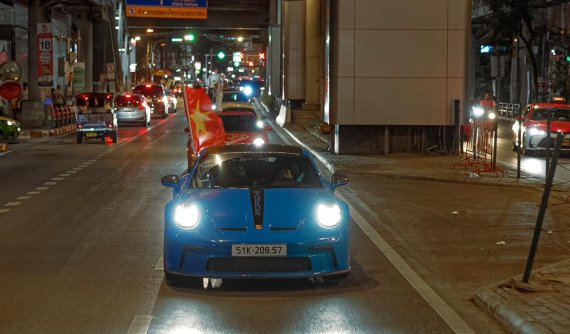 Đoàn xe Porsche của Cường "Đô-la" di chuyển tại Băng Cốc, kẹt cứng hơn cả đường Sài thành
