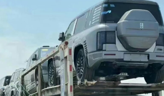SUV điện BYD YangWang U8 với 1.180 mã lực bị phát hiện vận chuyển trên đường, giá từ 3,7 tỷ đồng