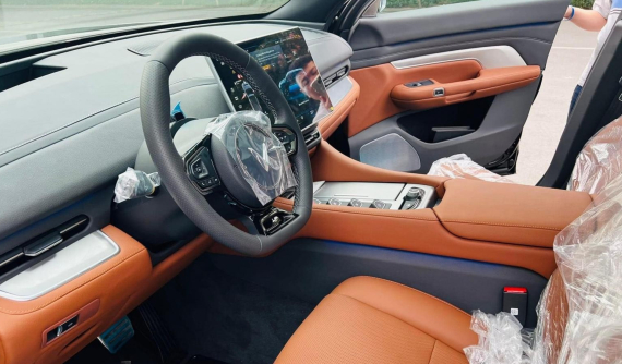 Khách hàng băn khoăn việc VinFast VF 9 lại sử dụng vô lăng của VF 8, hãng nhanh chóng có động thái xoa dịu