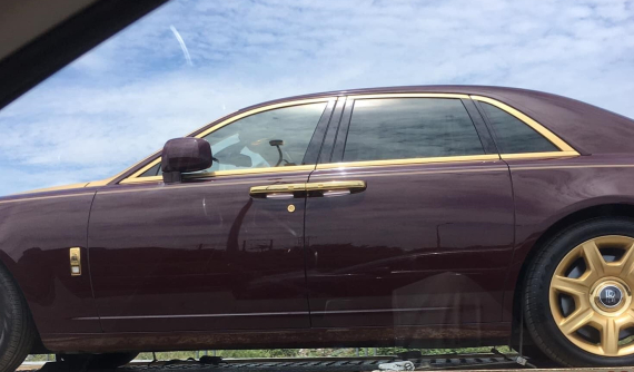 Rolls-Royce Ghost "mạ vàng" từng của ông Trịnh Văn Quyết được vận chuyển bằng xe cứu hộ, có khả năng đã được "chốt đơn" thành công