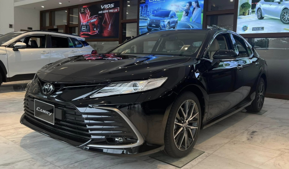 Doanh số sụt giảm, Toyota Camry được đại lý giảm giá lên đến hơn 100 triệu đồng