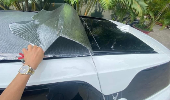 Cửa sổ trời: Mỗi năm đến hè lại rộ lên tranh cãi kịch liệt, người khen sang trọng, kẻ chê vô dụng thừa thãi