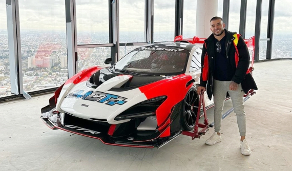 Triệu phú Úc phá một mặt căn penthouse trị giá 26 triệu đô la để cẩu xe McLaren Senna GTR lên tầng 57 trưng bày