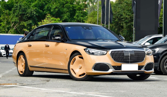 Cận cảnh Mercedes-Maybach S680 Virgil Abloh 2023 tại đại lý, vành la-zăng là điểm nhấn