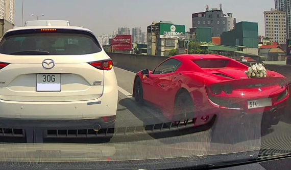 Dàn siêu xe gần 190 tỷ đồng dự đám cưới Đạt Villa đi vào làn đường khẩn cấp trên vành đai 3