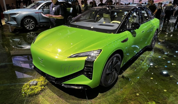 Sedan điện Hồng Kỳ E001 lần đầu bị bắt gặp ngoài đời thực, pin có thể thay thế, phạm vi hoạt động 800 km