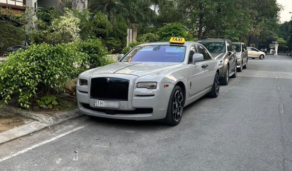 Cư dân mạng tò mò với giá cước của chiếc Rolls-Royce Ghost gắn hộp chữ "taxi", có khi phải gấp 5 đến 10 lần giá thường