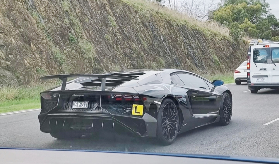 Thiếu gia dùng siêu xe giới hạn Lamborghini hơn 14 tỷ đồng để làm xe tập lái