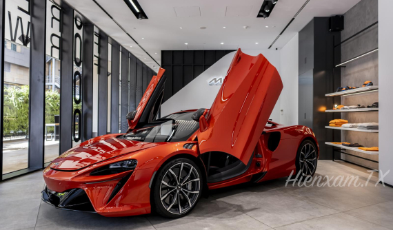 Siêu xe gần 15 tỷ đồng McLaren Artura được trưng bày trong showroom mới ở Tp. Hồ Chí Minh