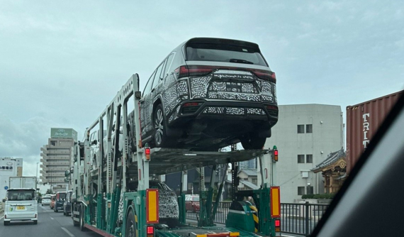 Chiếc SUV hạng sang Lexus LX bí ẩn được vận chuyển trên đường phố, có thể là phiên bản 700h mới