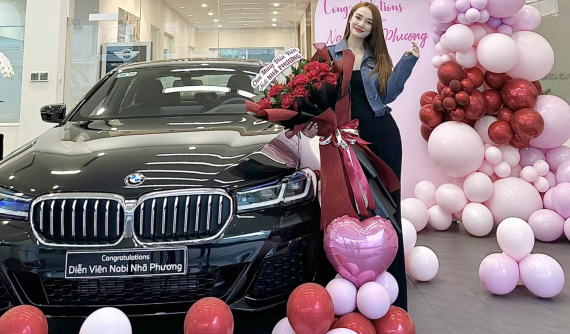 Nghệ sĩ hài Trường Giang tiếp tục tặng vợ ô tô đắt tiền, lần này là BMW 520i M Sport hơn 3 tỷ đồng, quà sinh nhật tuổi 33 của Nhã Phương