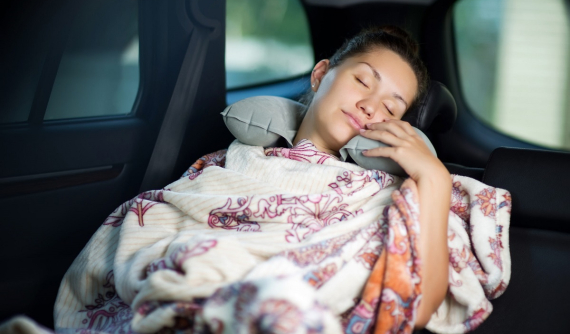 Mùa hè nắng nóng lại còn bị cắt điện luân phiên, người dùng ô tô điện có thể ngủ trong xe không?