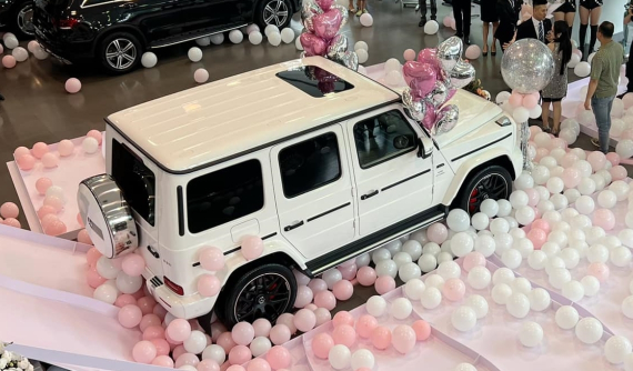 Đại gia Hà Nội tặng quà sinh nhật vợ là xe Mercedes-AMG G63 khiến các chị em "xin vía mệt nghỉ"