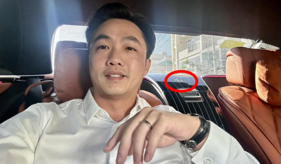 Chỉ 1 bức ảnh selfie, Cường "Đô-la" để lộ ra mới tậu xe siêu sang Mercedes-Maybach S-Class