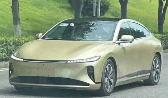 Tóm gọn Changan Kaiyuan A07 chạy trên đường phố của hàng xóm Việt Nam