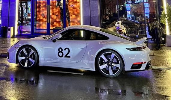 Chuẩn người đam mê xe, Cường "Đô-la" liền lái Porsche 911 Sport Classic mới ra biển số dạo phố đêm mưa Sài thành