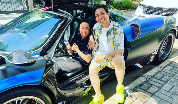 Thấy Cường "Đô-la" đang trên đà sắm xe cực máu lửa, Minh "Nhựa" liền mang Pagani Huayra sang tận nhà để giao xe