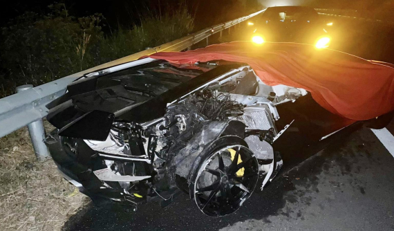 Siêu xe Lamborghini Aventador gặp tai nạn nghiêm trọng trên cao tốc Long Thành - Dầu Giây, chủ xe không hề hấn gì